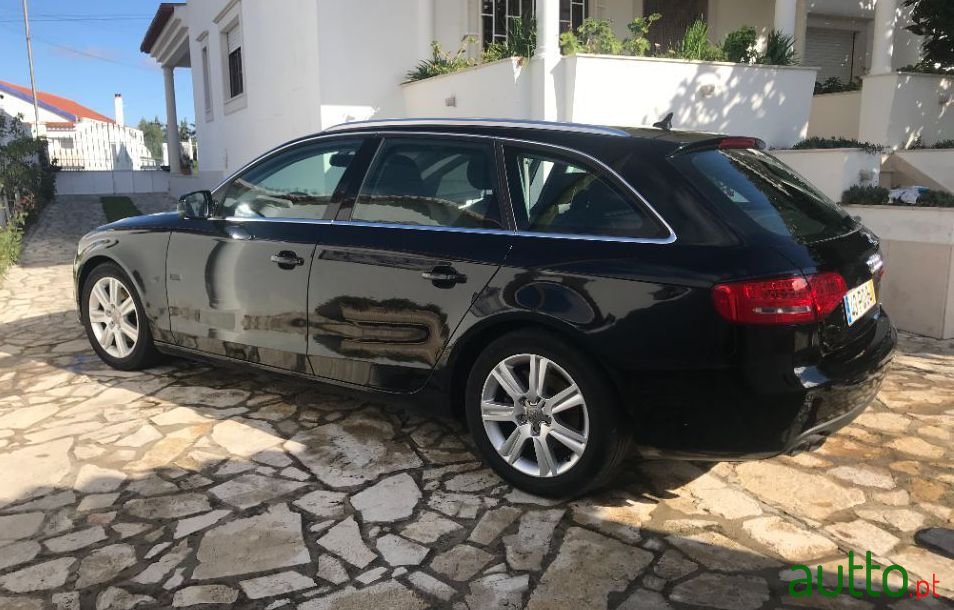 2011' Audi A4 Avant photo #2