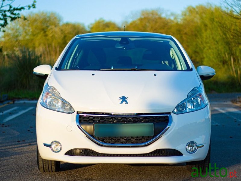 2012' Peugeot 208 photo #2