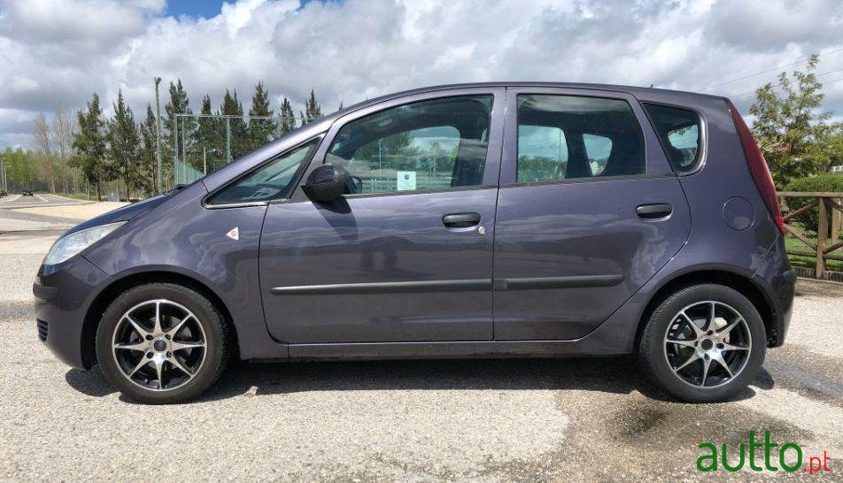 2006' Mitsubishi Colt photo #2