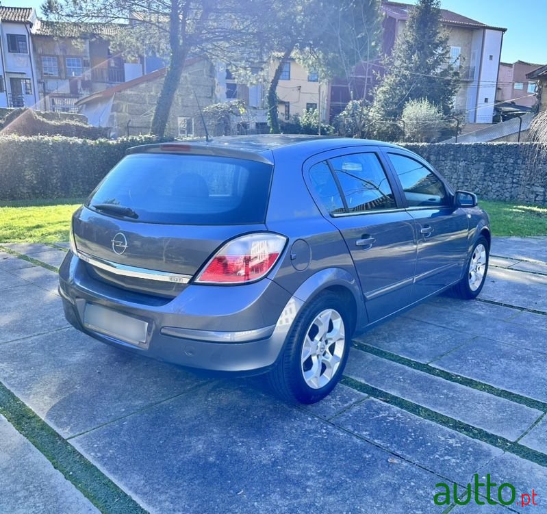 2006' Opel Astra photo #2