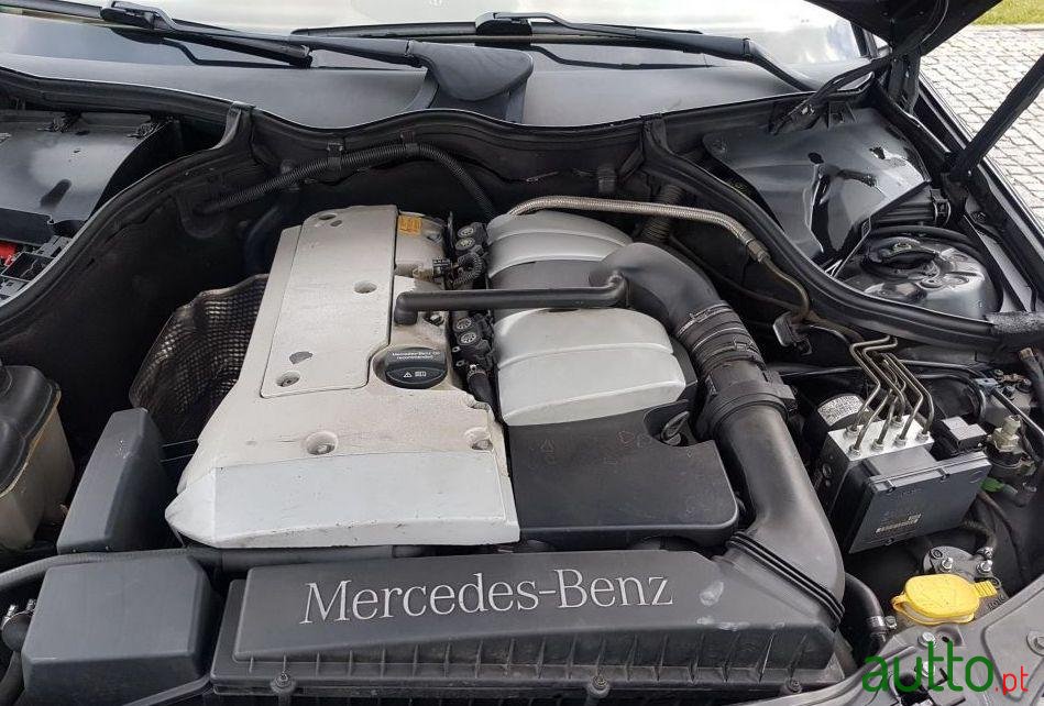 2002' Mercedes-Benz C-200 Elegance photo #1