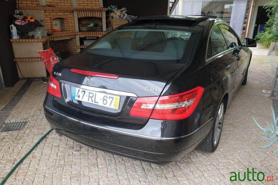 2011' Mercedes-Benz 220 Coupe photo #2