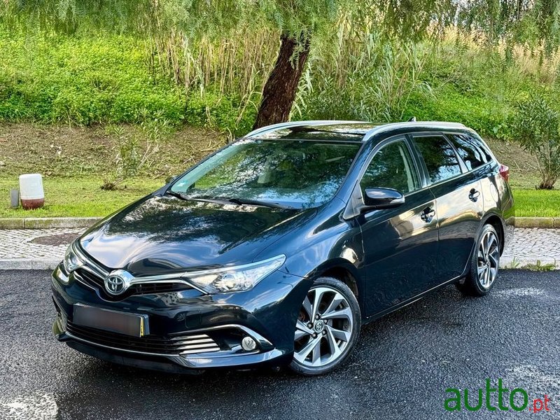 2016' Toyota Auris Touring Sports photo #2