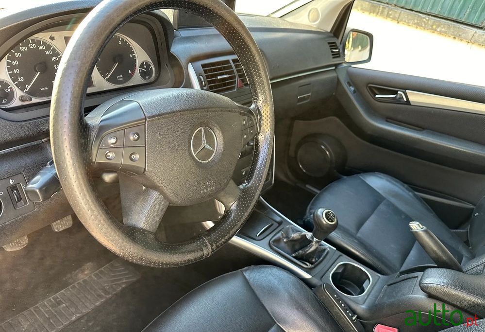 2009' Mercedes-Benz B 180 Cdi photo #5