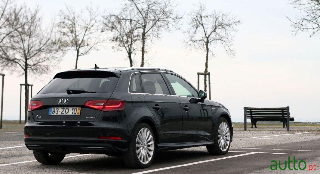 2015' Audi A3 Sport Tourer photo #3