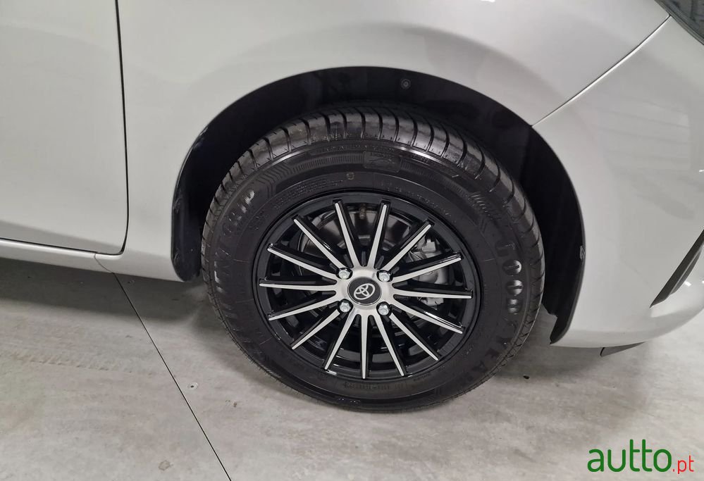 2018' Toyota Yaris photo #3