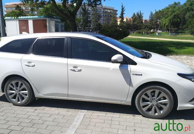 2017' Toyota Auris Touring Sports photo #2