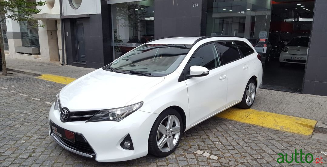 2013' Toyota Auris Touring Sports photo #3