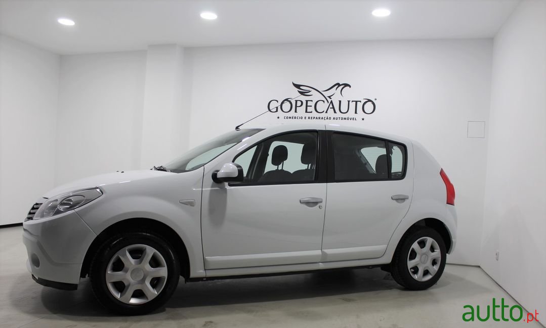2011' Dacia Sandero photo #4