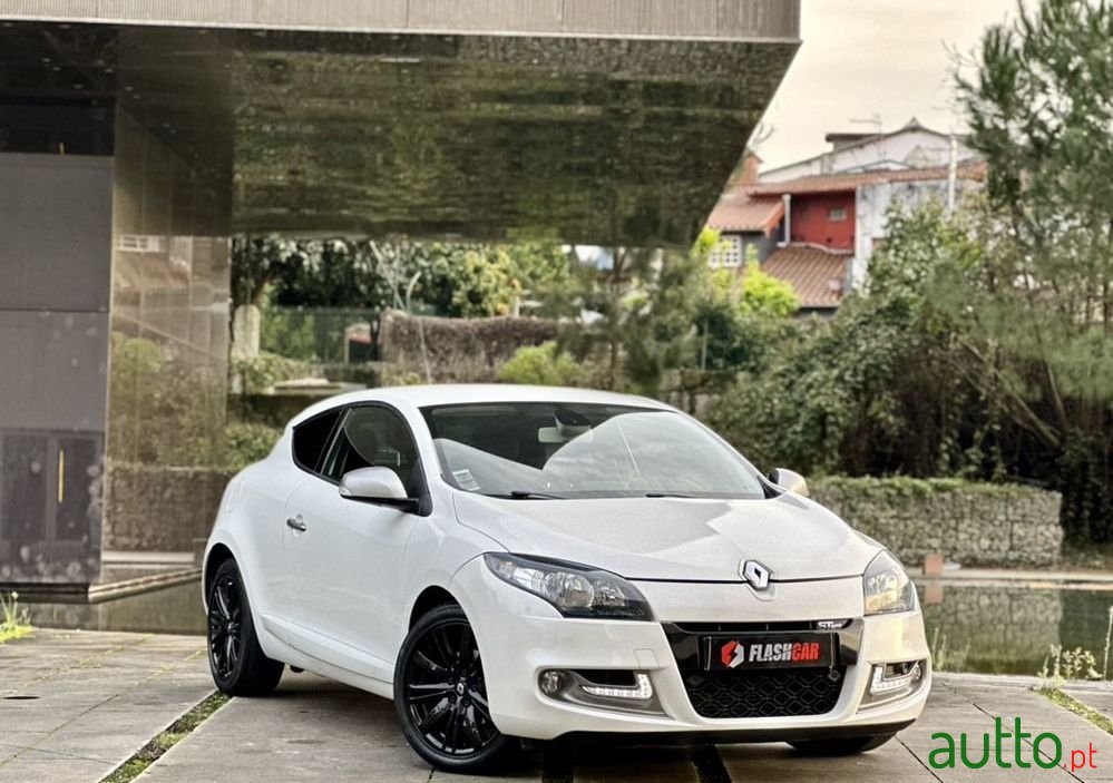 2013' Renault Megane photo #1