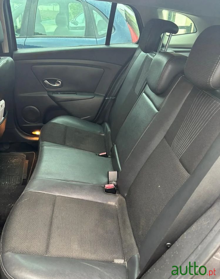 2010' Renault Megane Sport Tourer photo #5