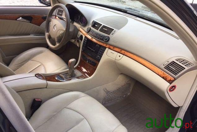 2005' Mercedes-Benz E-220 Cdi  Elegance photo #2