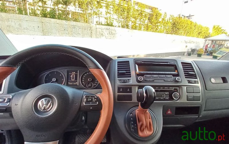 2015' Volkswagen Caravelle photo #4