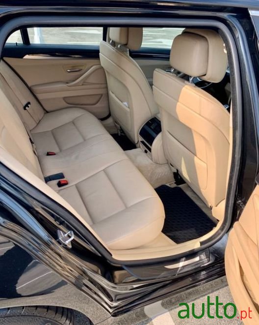 2011' BMW 520 photo #1