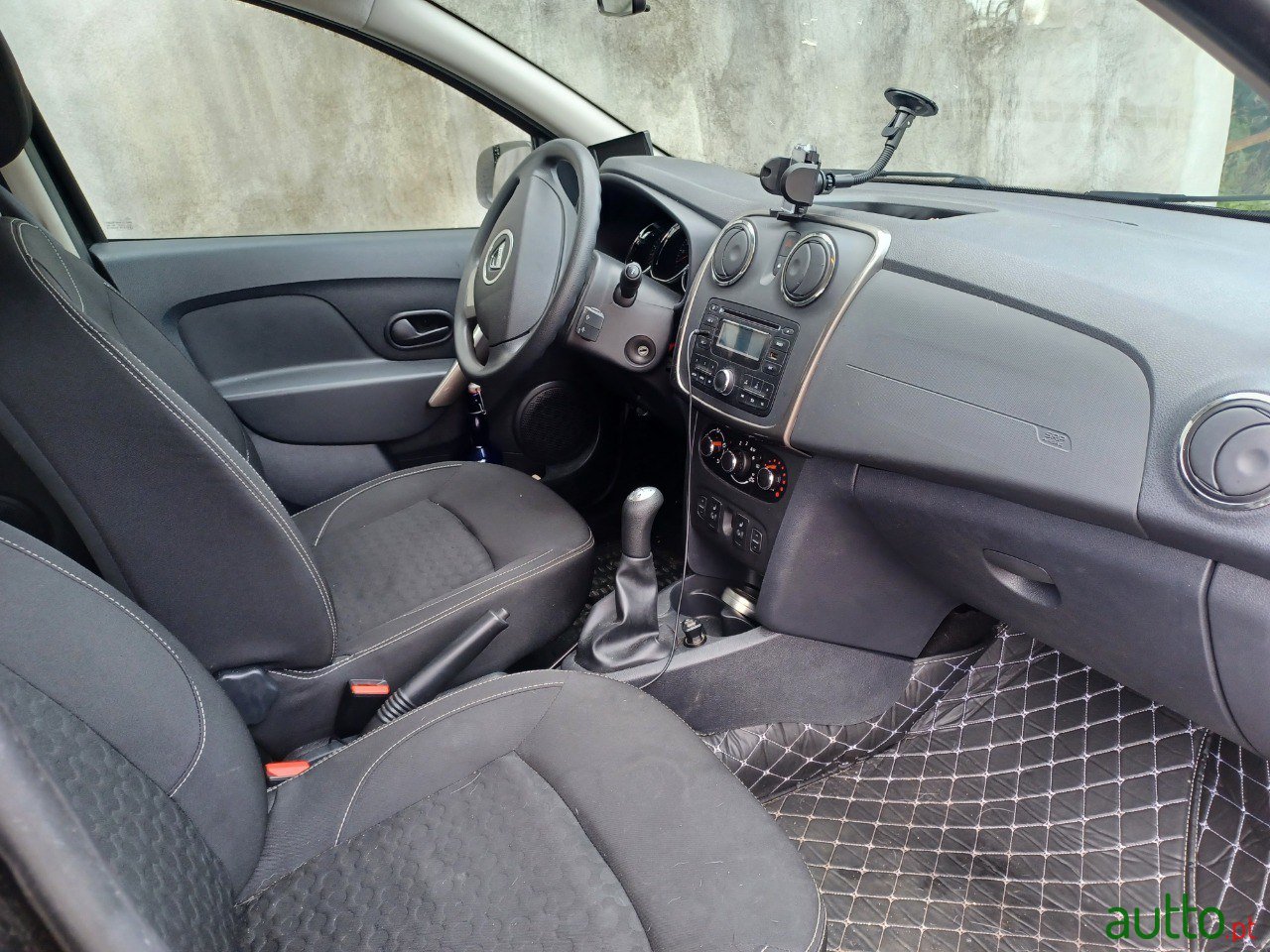 2014' Dacia Sandero photo #4