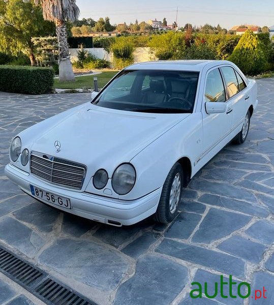 1996' Mercedes-Benz E-220 photo #3