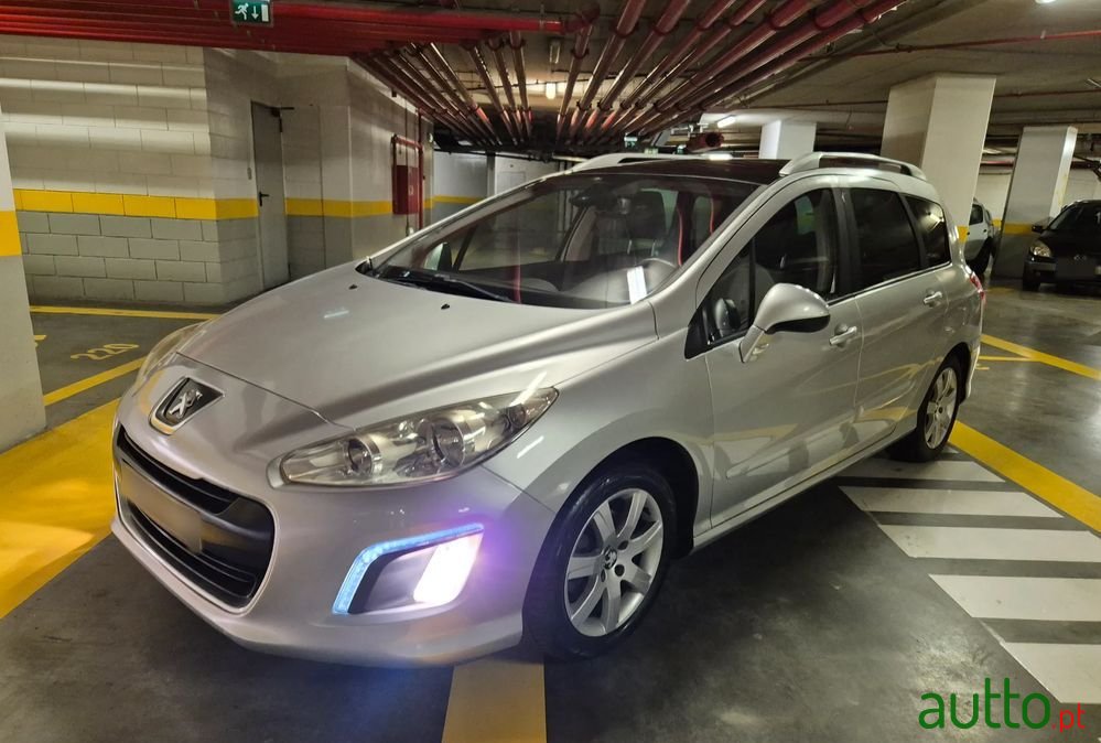 2011' Peugeot 308 Sw photo #1