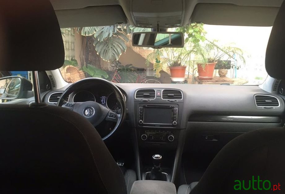 2010' Volkswagen Golf photo #4