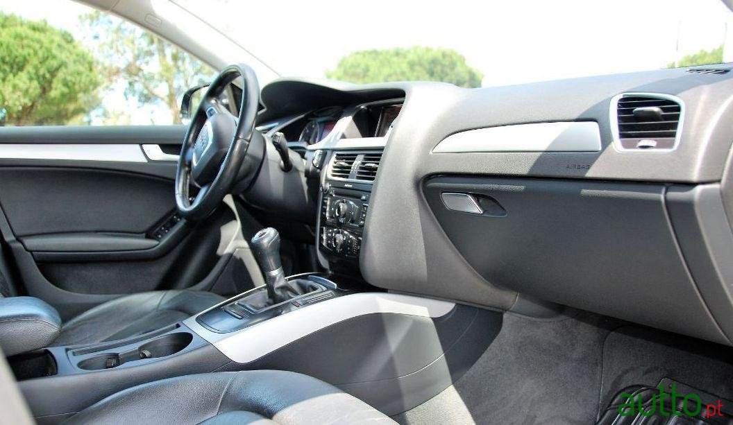 2011' Audi A4 Avant photo #2