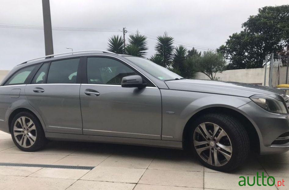 2011' Mercedes-Benz C-200 Avantgarde photo #3