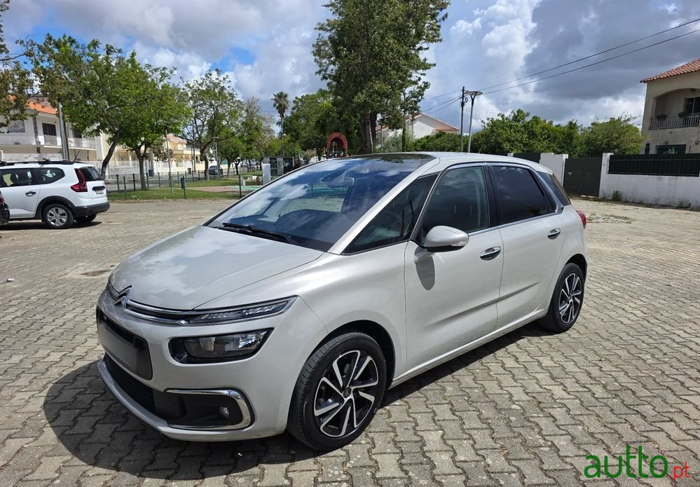 2017' Citroen C4 Picasso photo #1