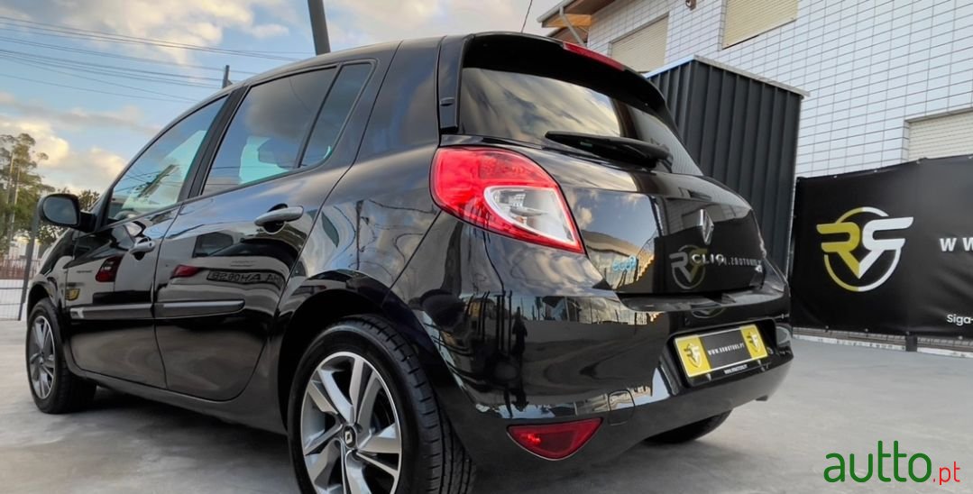 2011' Renault Clio photo #6