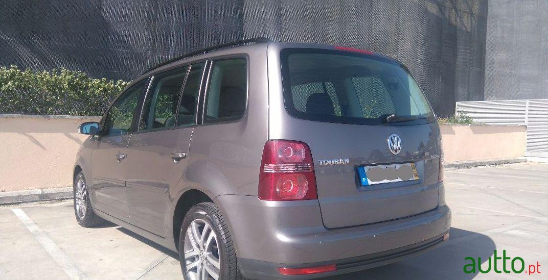 2008' Volkswagen Touran photo #2