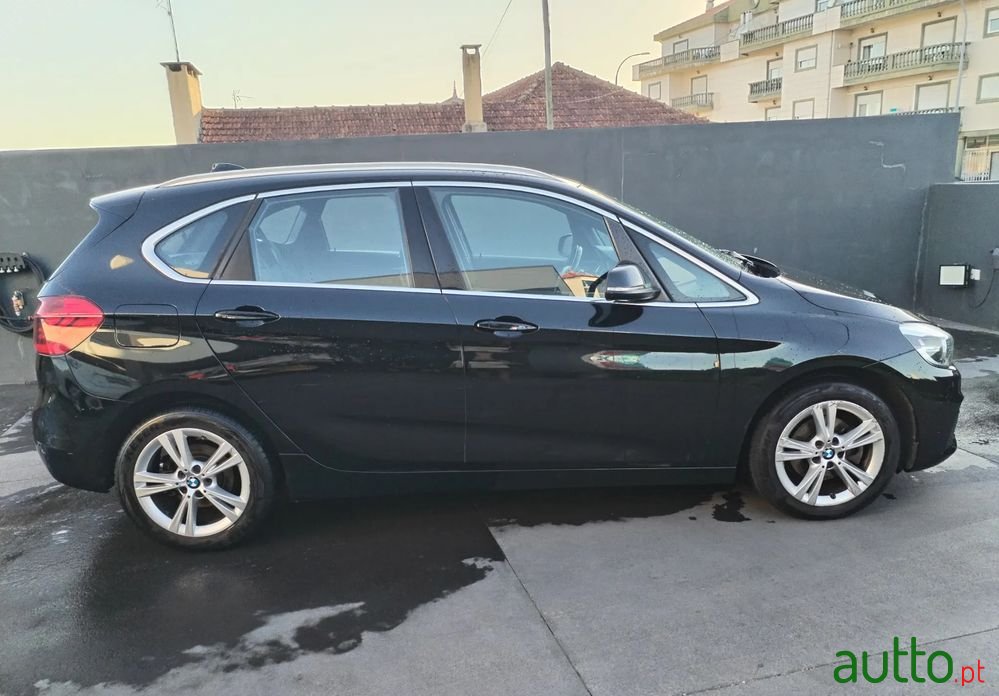 2011' BMW 216 Active Tourer photo #2