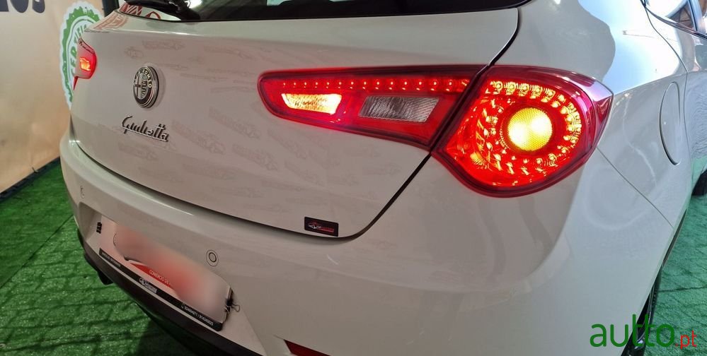 2011' Alfa Romeo Giulietta photo #6