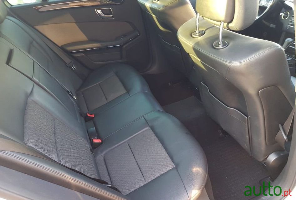 2009' Mercedes-Benz E-250 photo #1