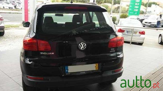 2011' Volkswagen Tiguan photo #2