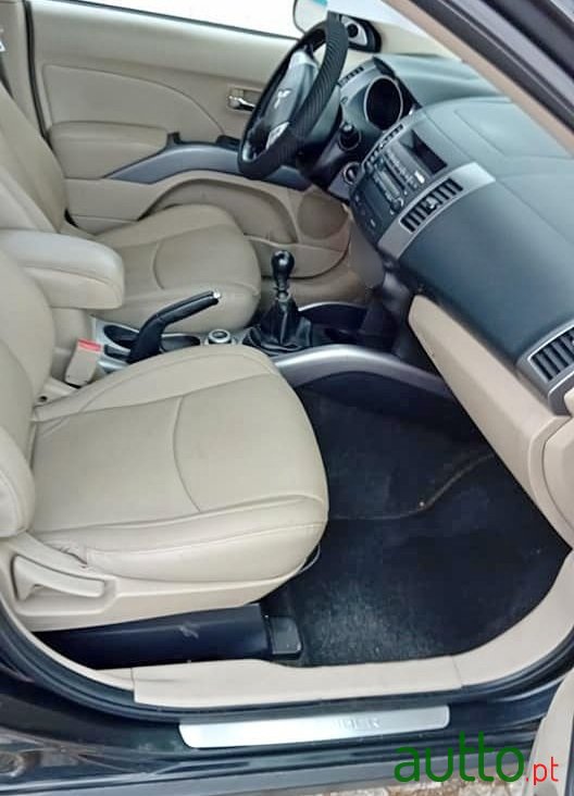 2007' Mitsubishi Outlander photo #2