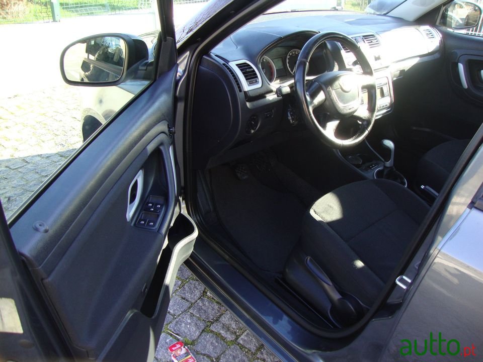 2010' Skoda Fabia photo #2