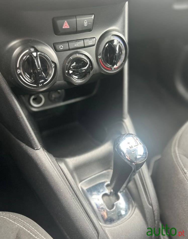 2013' Peugeot 208 photo #6