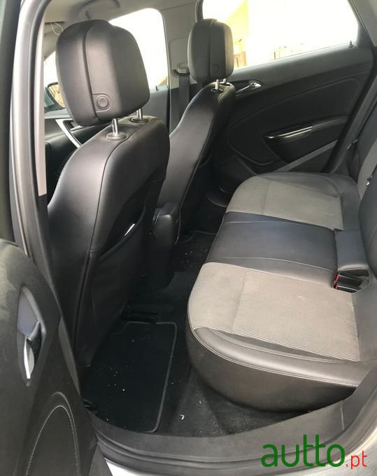 2010' Opel Astra photo #5