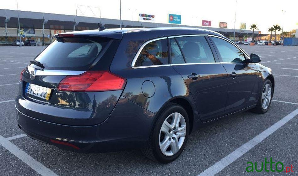 2011' Opel Insignia Sports Tourer photo #2