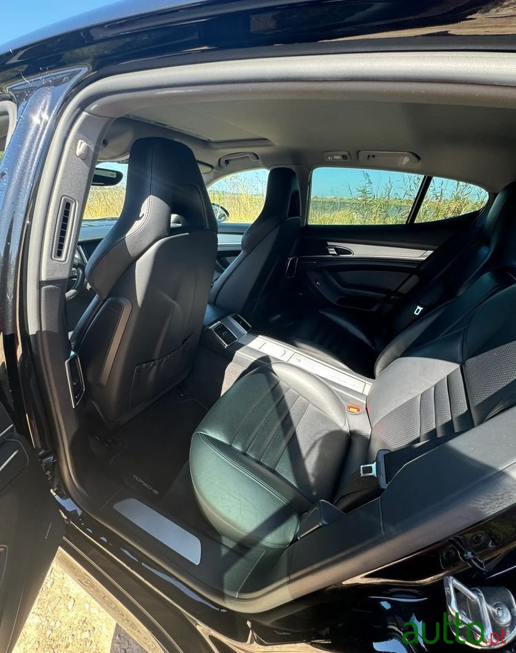 2011' Porsche Panamera Diesel photo #5