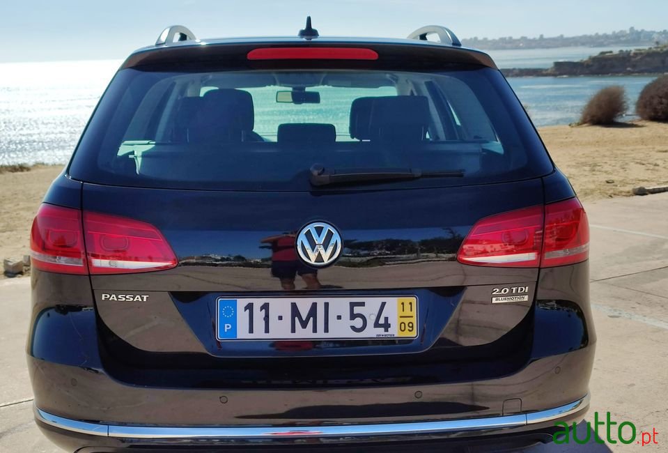 2011' Volkswagen Passat Variant photo #4