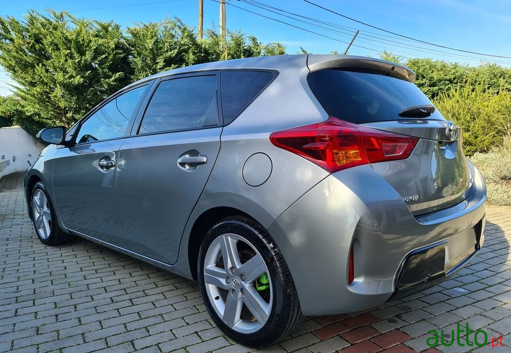 2013' Toyota Auris photo #2