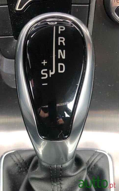 2014' Volvo V40 Cross Country photo #2