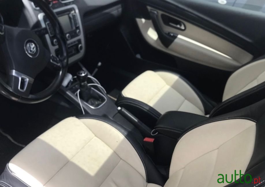 2011' Volkswagen Eos photo #5