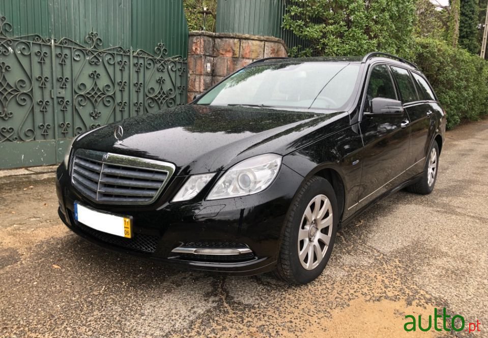2011' Mercedes-Benz E-220 photo #1