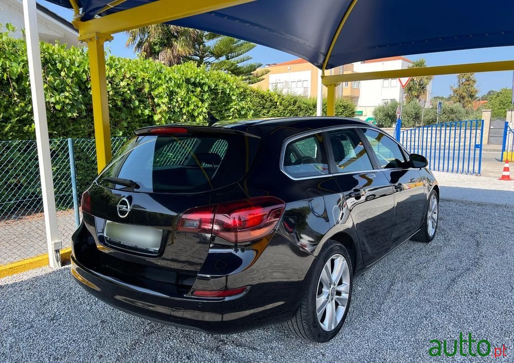 2011' Opel Astra Sports Tourer photo #4