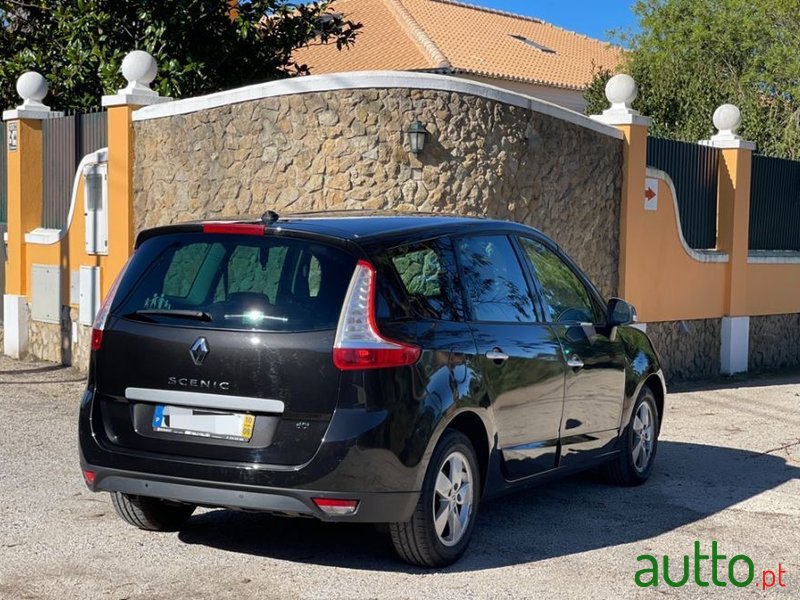 2010' Renault Grand Scenic 1.5-Dci photo #4