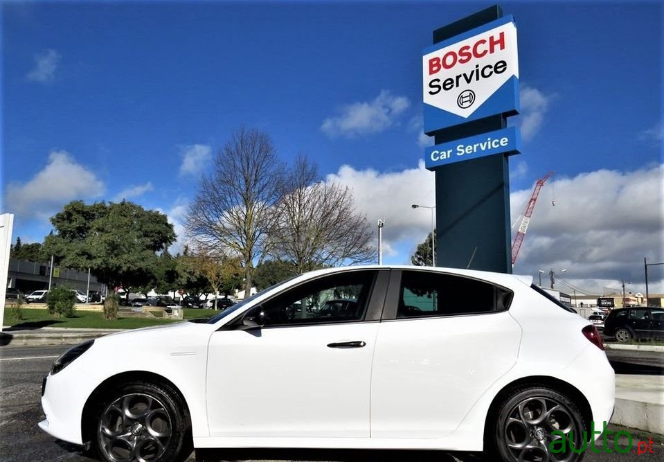 2019' Alfa Romeo Giulietta photo #3