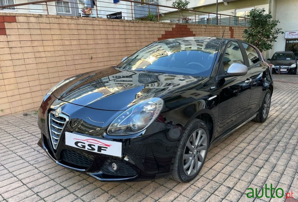 2013' Alfa Romeo Giulietta photo #1