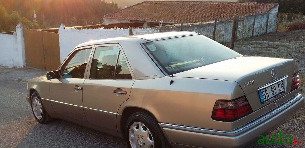 1993' Mercedes-Benz E-200 photo #1