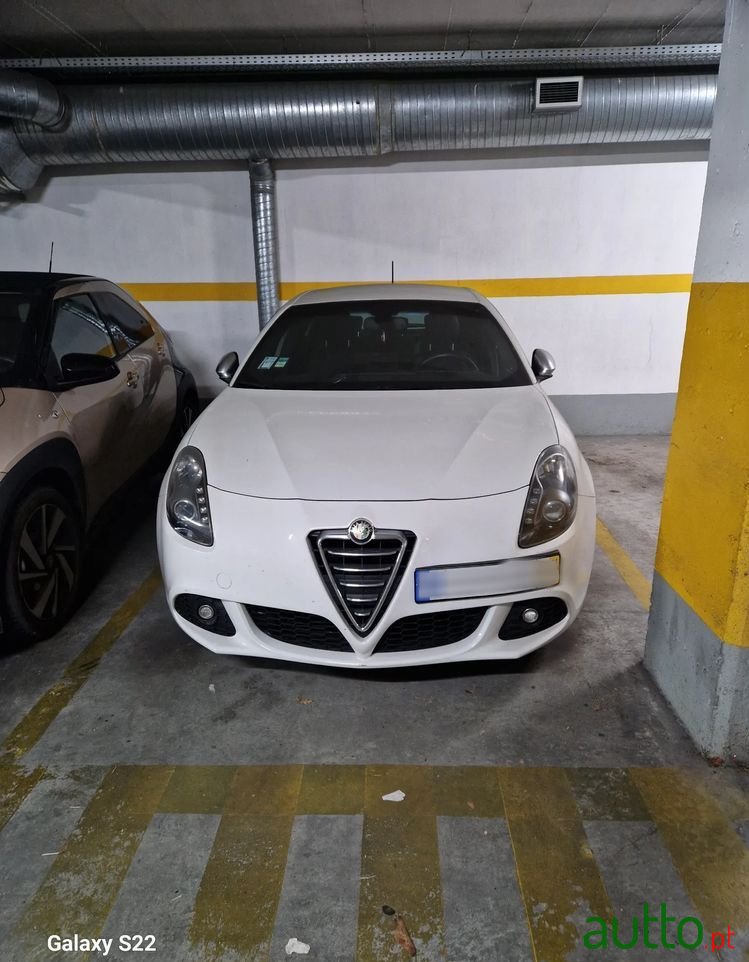 2011' Alfa Romeo Giulietta photo #3