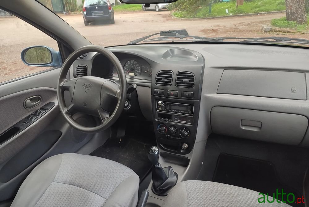 2001' Kia Rio Sw photo #3