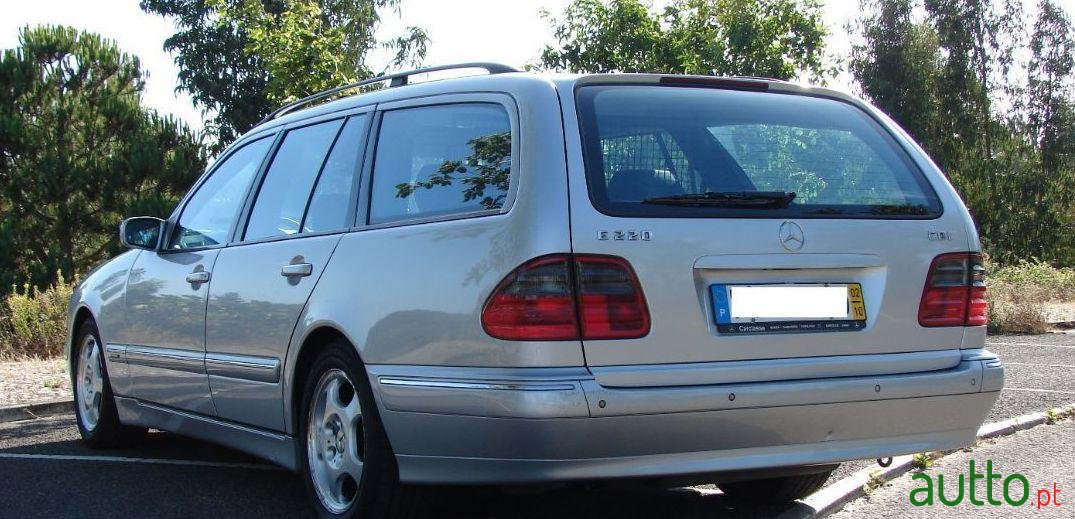 2002' Mercedes-Benz E-220 photo #2